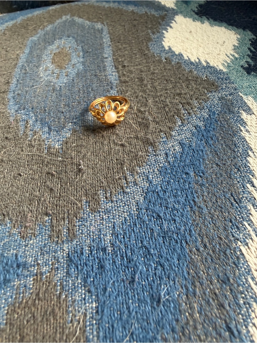 Vintage Avon  Gold Tone Floral Ring with fake  Pearl Accent
